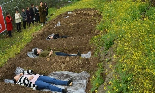 Phụ nữ ly hôn chui xuống huyệt mộ để đoạn tình cũ