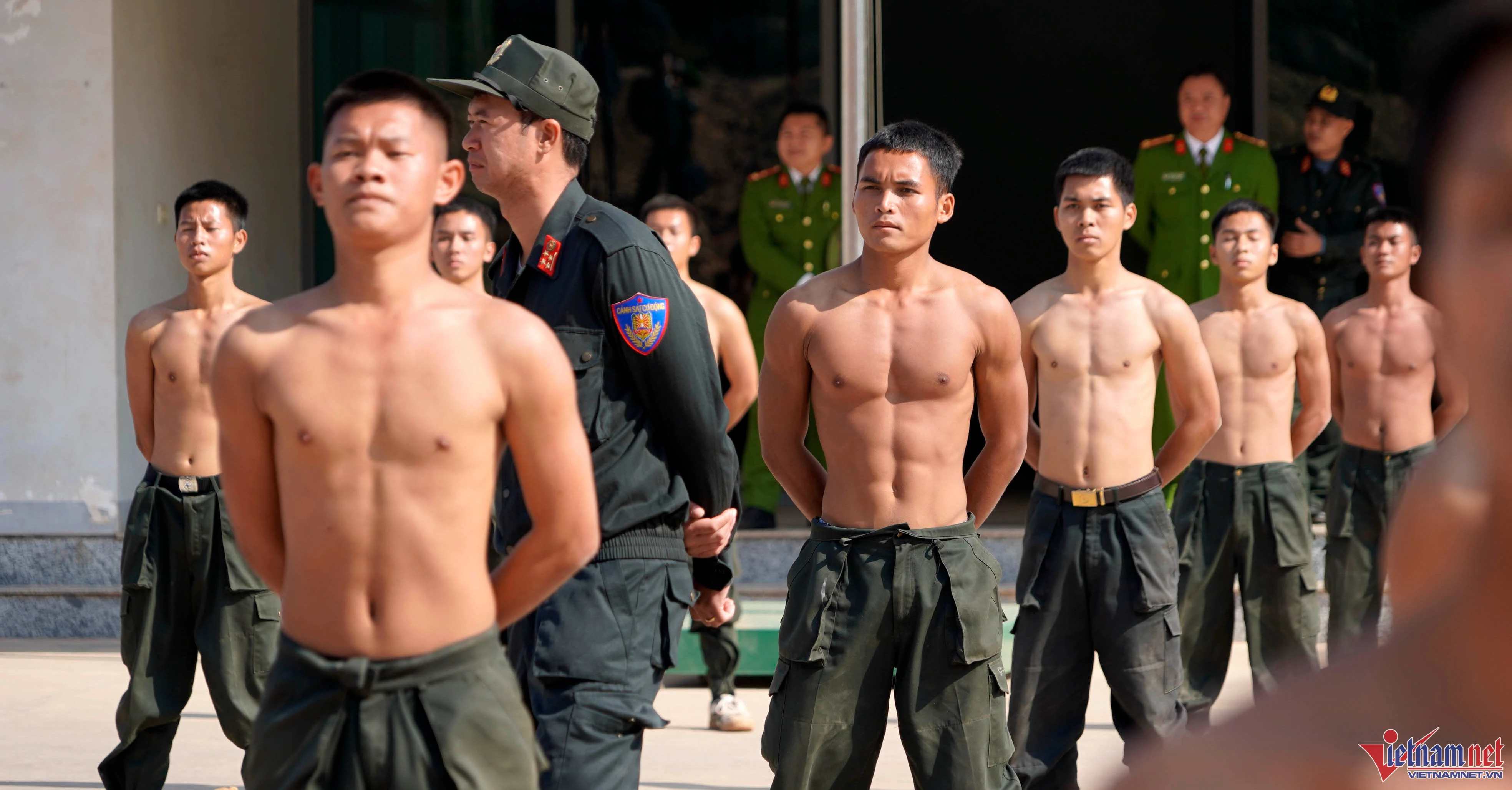 Lần đầu tiên xem tận mắt Cảnh sát chống khủng bố khổ luyện