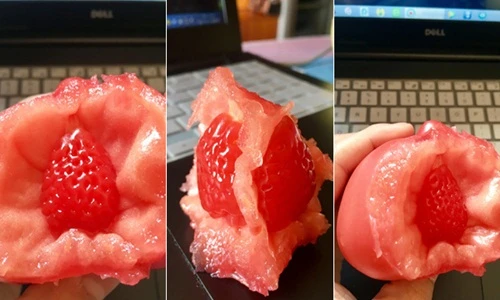 Kỳ lạ quả dâu tây “mọc” trong cà chua có 1-0-2 