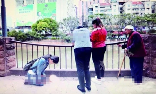 Cô gái quỳ giữa đường, người lớn vô cảm và sự thật đau lòng đằng sau