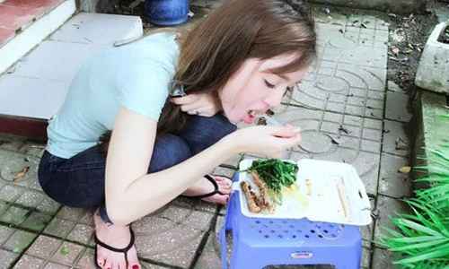 "Đứng hình" với ảnh ăn ở lề đường của mỹ nhân Việt