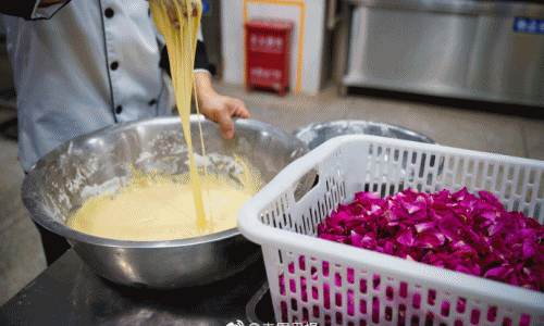 Lạ có thật: Hoa hồng không chỉ để trưng, mà còn để thế này...