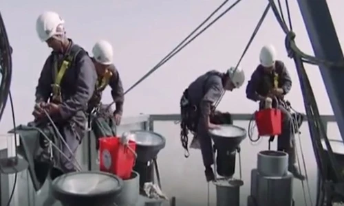 Video: Trải nghiệm lau kính “kinh hoàng” trên tòa nhà cao nhất thế giới ở Dubai