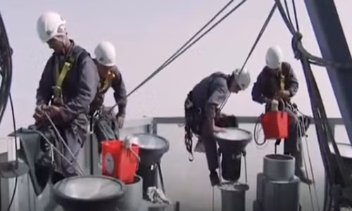 Video: Trải nghiệm lau kính “kinh hoàng” trên tòa nhà cao nhất thế giới ở Dubai