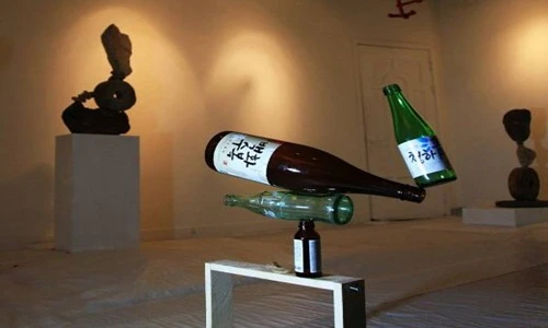 Lực hấp dẫn chẳng là gì với nghệ thuật sắp đặt này