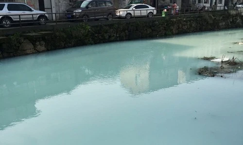 Hoang mang dòng sông màu xanh sữa kỳ lạ ở TQ