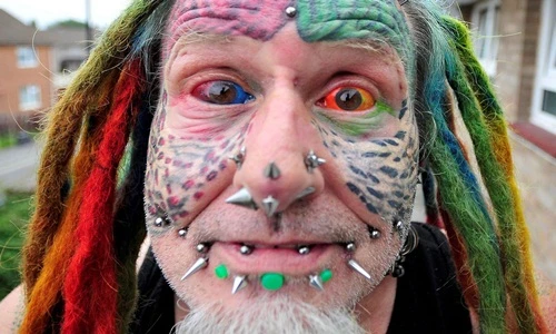 “Người vẹt” xăm nhãn cầu gây khiếp hãi