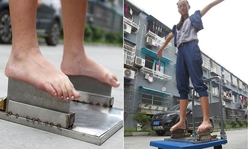 Rùng mình bé gái 13 tuổi đi chân trần trên lưỡi dao