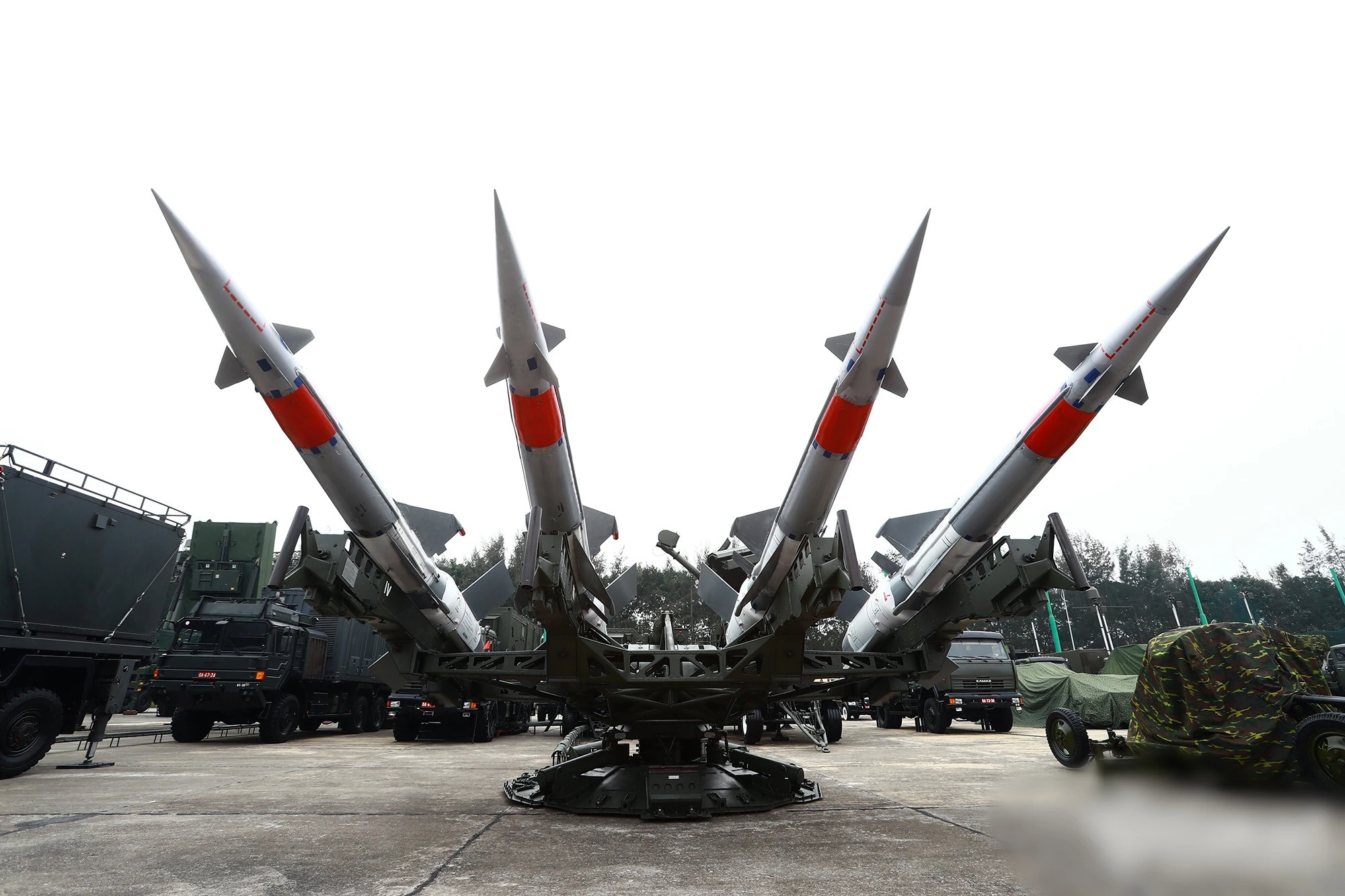Cận cảnh tên lửa SAM-3 và các khí tài hiện đại trưng bày tại Hà Nội