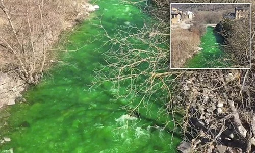 Quái đản dòng sông đổi màu xanh đáng sợ