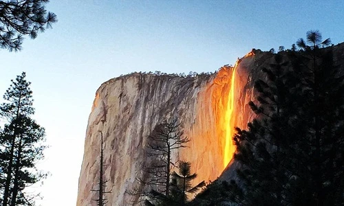 Ngỡ ngàng với thác đuôi ngựa chảy ra vàng tuyệt đẹp