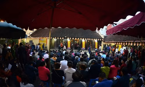 Ảnh: Hàng nghìn người ngồi giữa đường giải hạn sao La Hầu