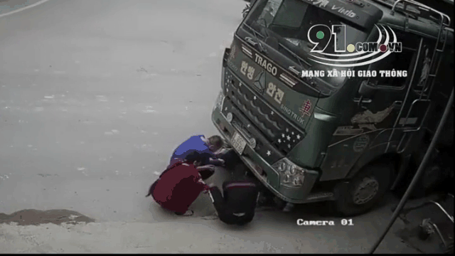 Video: Hai thanh niên đi xe máy thoát chết khó tin dưới gầm xe tải Video: Hai thanh nien di xe may thoat chet kho tin duoi gam xe tai