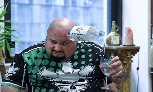 Dị nhân có khả năng hút mọi vật bằng da mình 