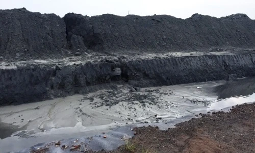 Cận cảnh hình hài núi chất thải khổng lồ ở Hải Phòng