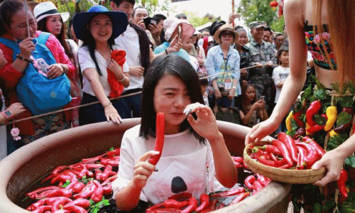 Chuyện lạ hôm nay: Khủng khiếp ăn cả thùng ớt giữa mùa hè