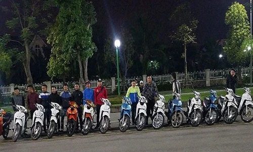 Hình ảnh nhóm hội viên “Wave Alpha Long Biên” xếp xe chuẩn bị đua