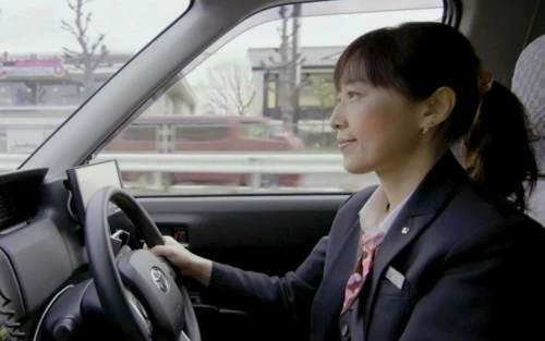 Tài xế Nhật cám ơn khi được nhường đường khiến bạn ấm lòng