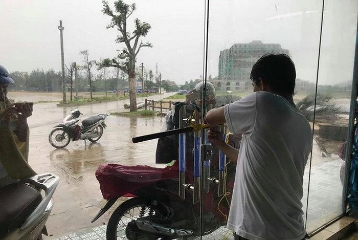 Bão số 3 giật cấp 11 sắp đổ bộ, du khách vẫn vô tư tắm biển Cửa Lò