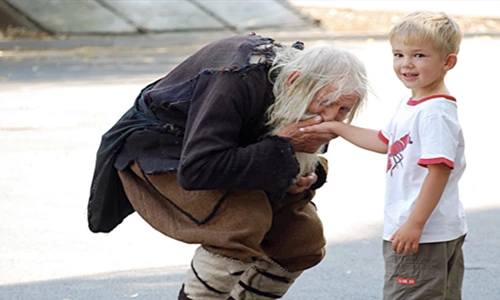 Chuyện lạ hôm nay: Người ăn xin 103 tuổi được xem như anh hùng vì...