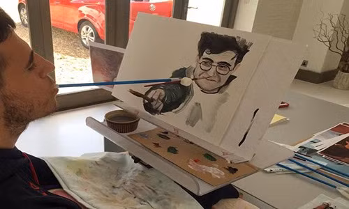 Ngắm tranh vẽ bằng miệng của nghệ sĩ trẻ bị liệt