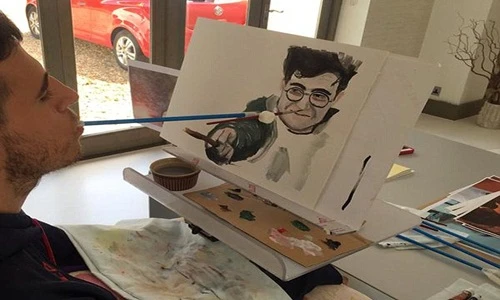 Ngắm tranh vẽ bằng miệng của nghệ sĩ trẻ bị liệt