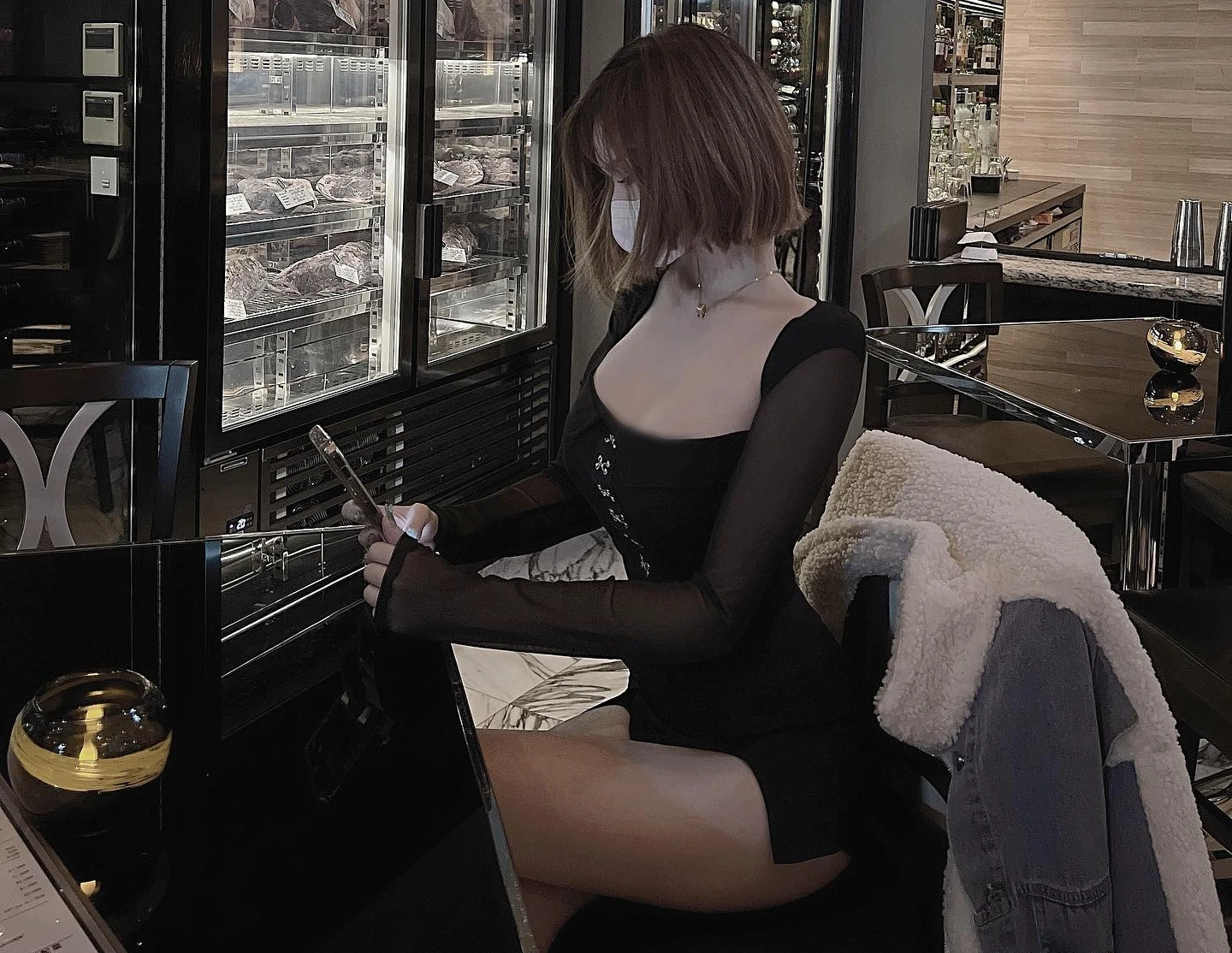 Mỹ nhân “hở trên co dưới”, mặc nội y rửa rau nhìn phát ngại