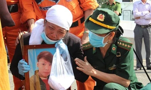 Khóc ngất phút đưa thi thể thuyền viên tàu Hải Thành 26 về đất liền