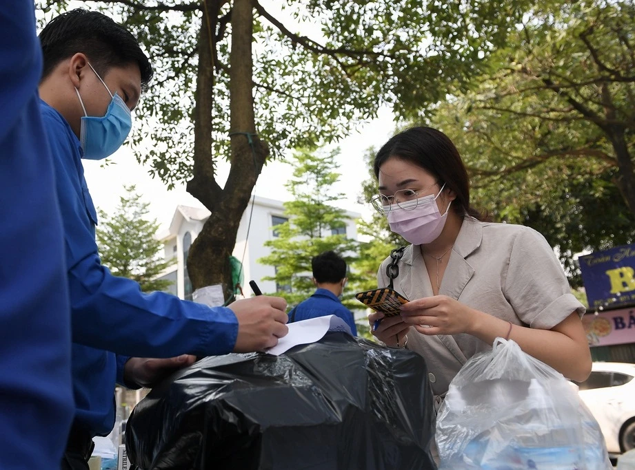 Bia, thuốc lá bị từ chối tiếp nhận vào bên trong khu cách ly