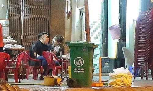 Trấn Thành và Hari Won đi ăn quán vỉa hè lúc nửa đêm