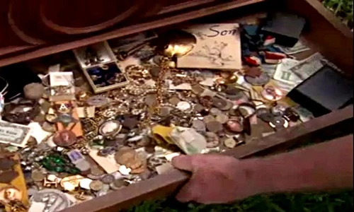 Chuyện lạ hôm nay: Bỏ ít tiền mua tủ cũ... đổi đời ngoạn mục