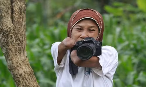 Nữ nhiếp ảnh gia không tay và nghị lực gây khâm phục