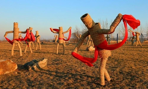 Kinh ngạc tác phẩm nghệ thuật bằng rơm khổng lồ tuyệt đẹp