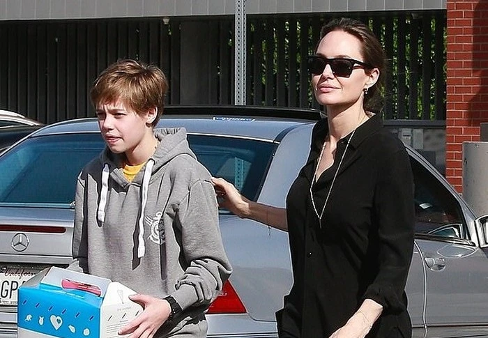 Angelina Jolie xinh đẹp, rạng rỡ xuống phố cùng con gái cưng 