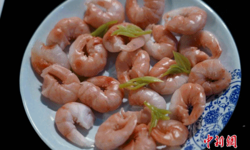 "Xem đi xem lại" vẫn choáng vì bàn tiệc làm từ... đá