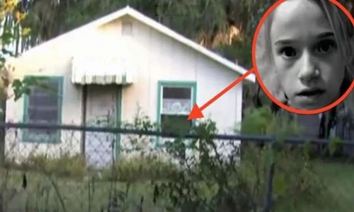 Khuôn mặt bé gái in trên cửa và sự thật kinh hoàng trong nhà gỗ
