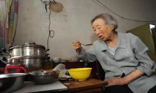 Bà lão khăng khăng đòi vào viện dưỡng lão, thì ra sự thật đau lòng vậy...