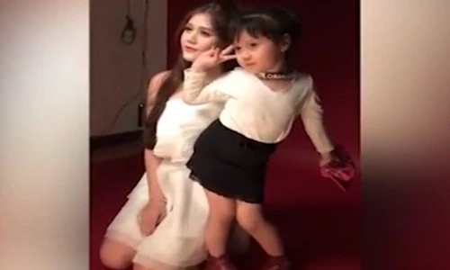 Bé gái tạo dáng chụp ảnh “dìm hàng” chị gái hotgirl gây “sốt”