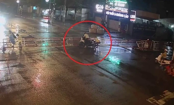 Video: Đi xe máy phóng như tên lửa, thanh niên tông sập rào chắn tàu hỏa