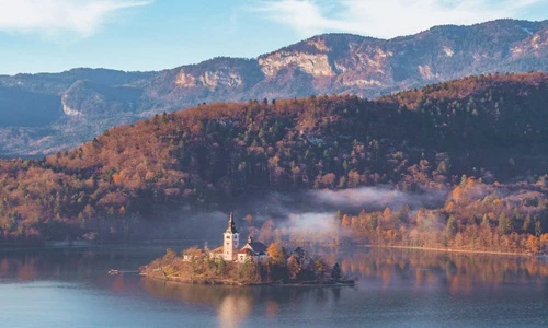 Choáng ngợp với bình minh ma thuật trên hồ Bled