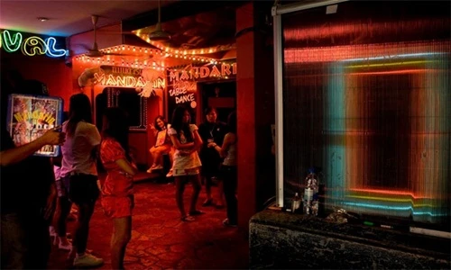 Chiêu trò của gái bán hoa trong phố đèn đỏ khi chán khách