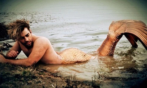 Chuyện lạ hôm nay: Chàng trai quyết chi bộn tiền để thành người cá