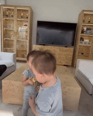 Con gái Hồ Ngọc Hà ra dáng chị, bón đồ ăn cho em cưng xỉu - Hình 2 Con gai Ho Ngoc Ha ra dang chi, bon do an cho em cung xiu-Hinh-2