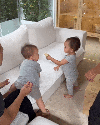 Con gái Hồ Ngọc Hà ra dáng chị, bón đồ ăn cho em cưng xỉu - Hình 3 Con gai Ho Ngoc Ha ra dang chi, bon do an cho em cung xiu-Hinh-3