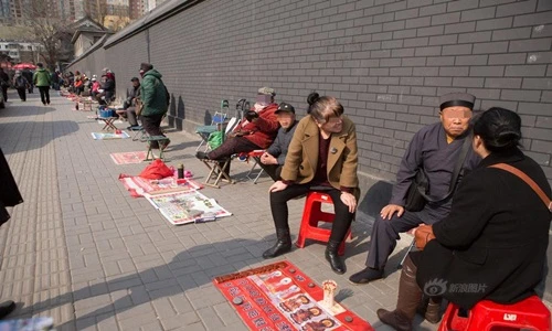 Kỳ lạ con phố cứ 1m lại có một thầy bói