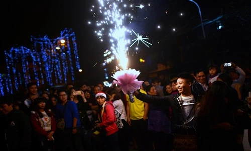 Chàng trai đốt pháo sáng tỏ tình lúc 0h đêm Giáng sinh