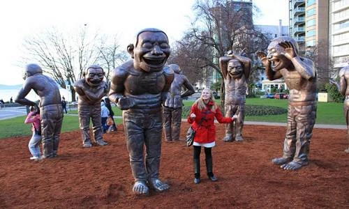 Những bức tượng kỳ lạ cười như chưa bao giờ được cười