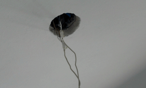 Thấy lỗ trên tường, lấy can đảm khám phá, tìm thấy ác mộng cuộc đời