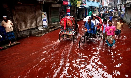 Kinh hoàng dòng sông đỏ rực như máu ở ngay giữa thủ đô 