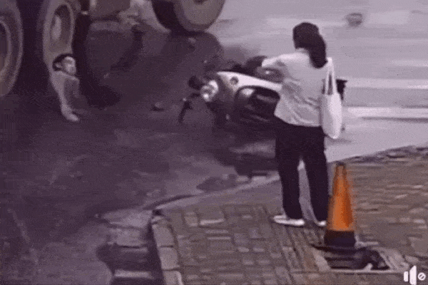 Nga vao gam xe bon, thanh nien thoat chet nho cu lan trong tich tac